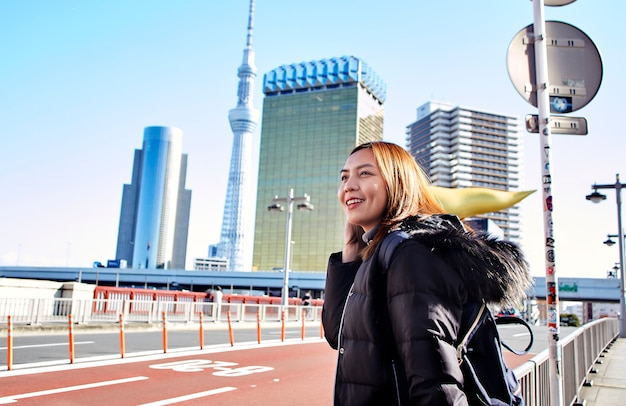 Turista está visitando Disfrute de la vista Asakusa en Tokio, Japón,
