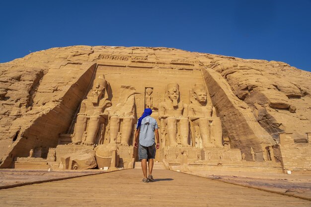 Foto un turista europeo visitando el templo de abu simbel en el sur de egipto