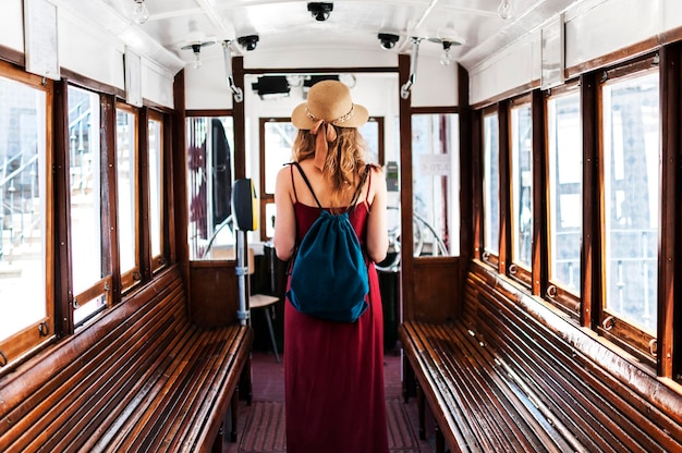 Foto turista explorando calles europeas en verano