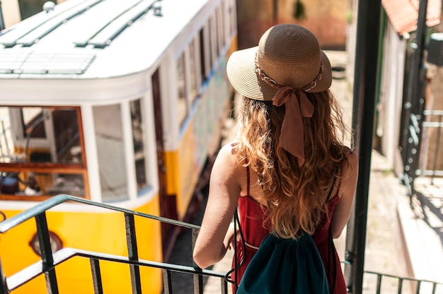 Turista explorando calles europeas en verano