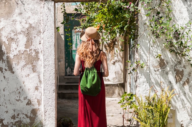 Turista explorando calles europeas en verano