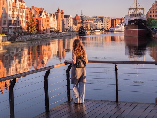 Turista explorando la orilla del río en el casco antiguo de Gdansk, Polonia