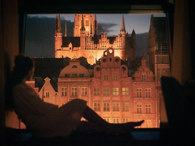 Turista explorando la orilla del río en el casco antiguo de Gdansk, Polonia