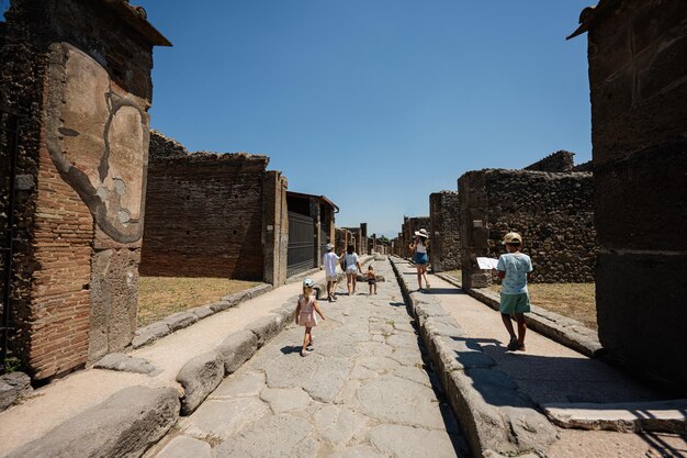 Turista familiar andando na antiga cidade de Pompéia, Itália