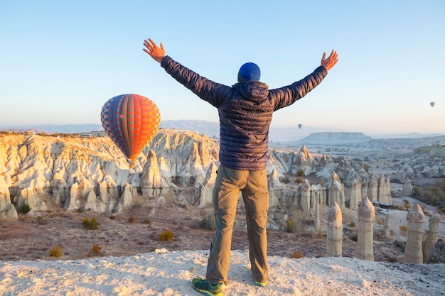 Turista en el famoso lugar turístico de Capadocia, Turquía