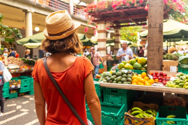 Un turista en el famoso mercado de granjeros en la ciudad de Madeira en Funchal Portugal