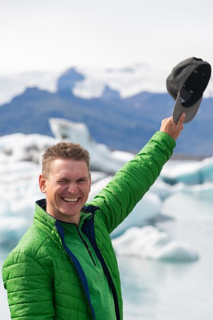 Turista feliz olhando a paisagem do iceberg com icebergs gigantes e lago