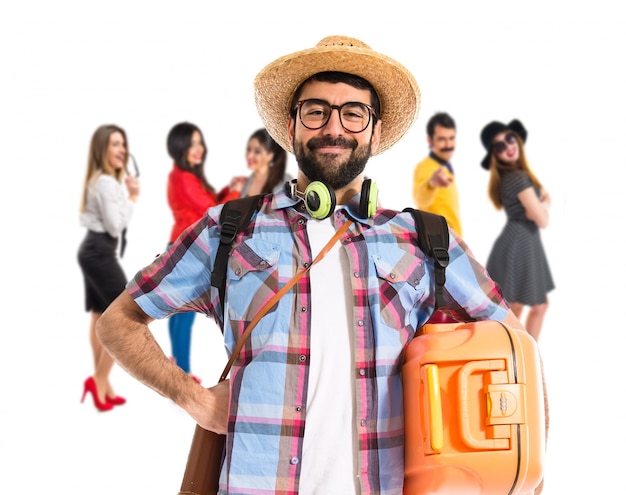 Turista feliz sobre fondo blanco