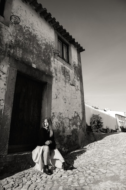 Una turista feliz con sombrero negro domina el colorido casco antiguo de Portugal