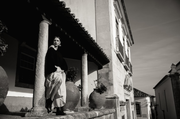 Una turista feliz con sombrero negro domina el colorido casco antiguo de Portugal