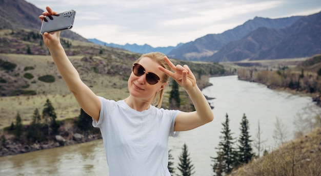 Turista feliz sorrindo para a câmera do celular