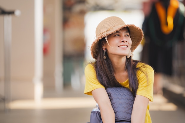 Turista feminina asiática sorrindo.