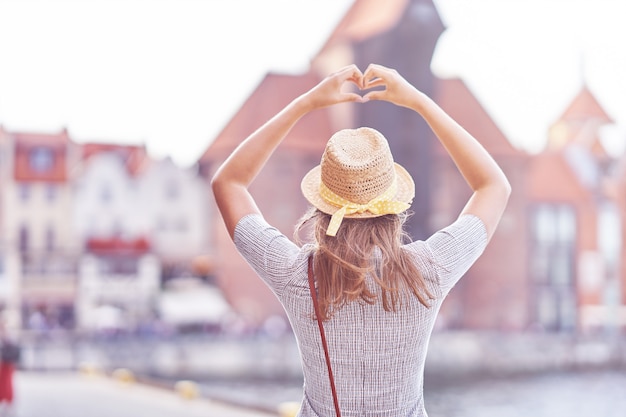 turista feminino passeando por Gdansk na Polônia no verão