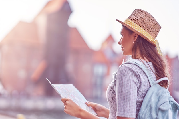 Turista feminino passeando por gdansk na polônia no verão