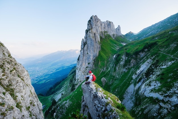 Turista en el fondo de rocas altas Deporte y concepto de vida activa Aventura y viajes en la región montañosa de las montañas de Suiza