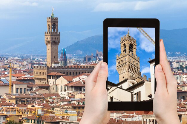 Turista fotografa a torre do Palazzo Vecchio