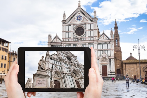 Turista fotografa Basílica di Santa Croce