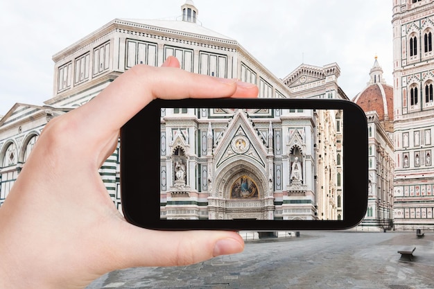 Turista fotografa decoração do Duomo em Florença