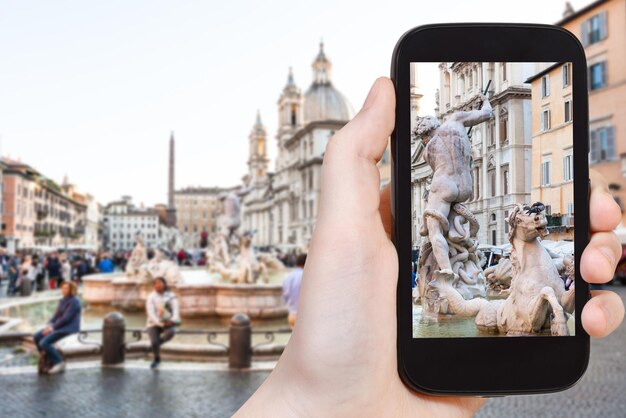 Turista fotografa esculturas de fonte em roma