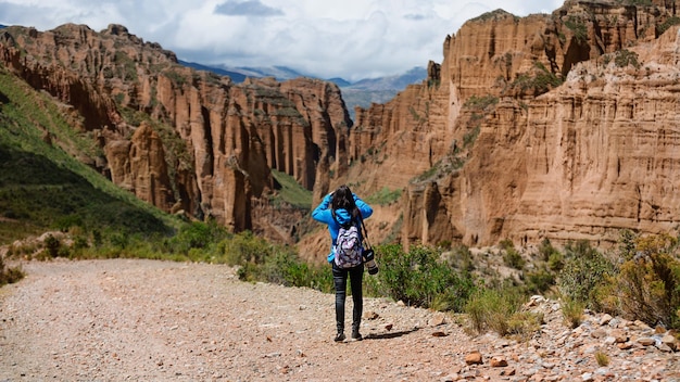 Un turista fotografía el Cañón de Palca cerca de La Paz Bolivia