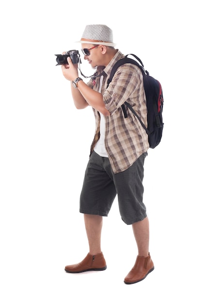 Turista fotógrafo mochileiro asiático a tirar fotos com o seu espelho sem espelho