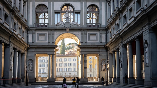 Turista frente al hermoso edificio histórico Galeria degli Ufizzi Florencia Italia Europa
