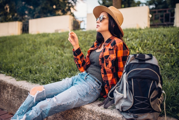 Turista en gafas de sol fumar cigarrillos