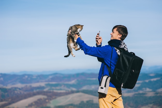 turista y gato montaña otoño