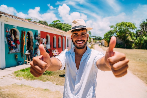 Turista haciendo selfie en el centro histórico de Porto Seguro