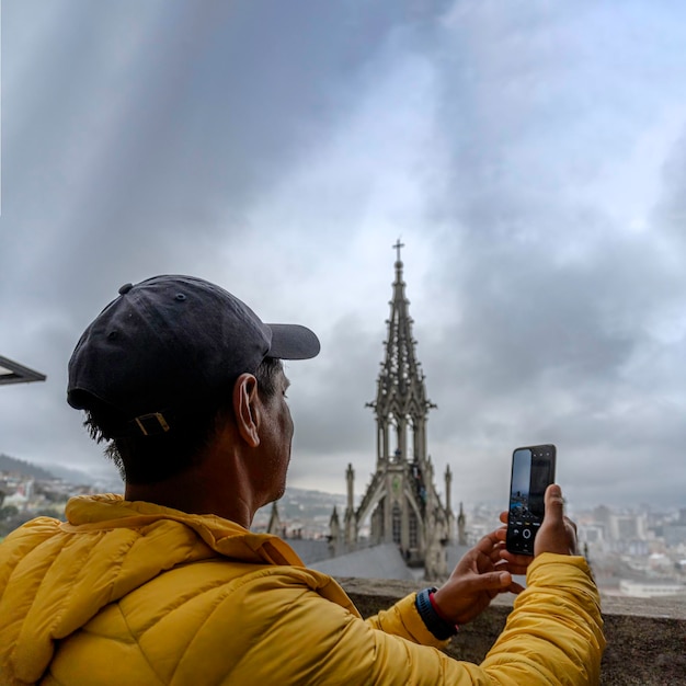 Turista haciéndose una foto en la basílica del voto nacional