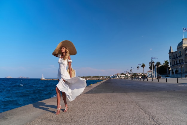 Turista hermosa chica caminando en el puerto deportivo de spetses grecia
