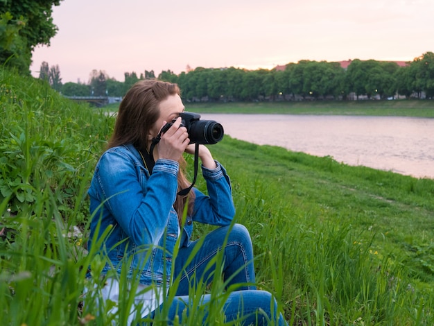 Turista hermosa chica tomando fotos.