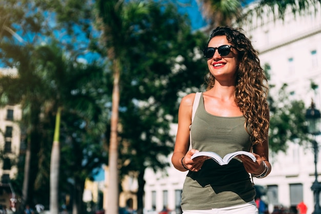 Turista hermosa mujer disfrutando de las vacaciones. Concepto de turismo.