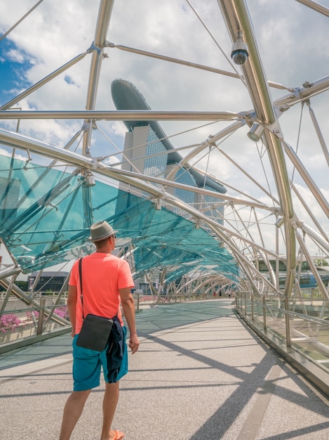 Turista individual en el puente de hélice en Marina Bay, Singapur