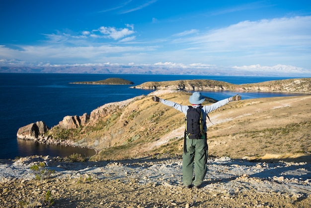 Turista en la Isla del Sol, Lago Titicaca, Bolivia