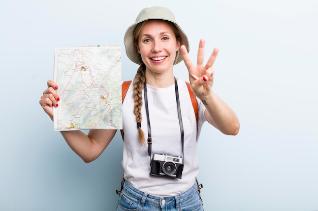 Turista jovem adulta loira com um conceito de férias de mapa