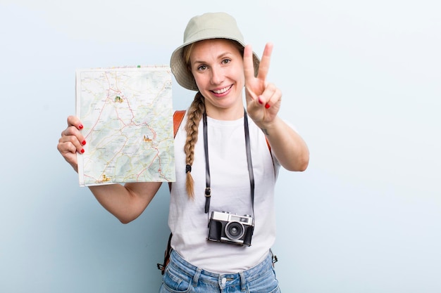 Turista jovem adulta loira com um conceito de mapa