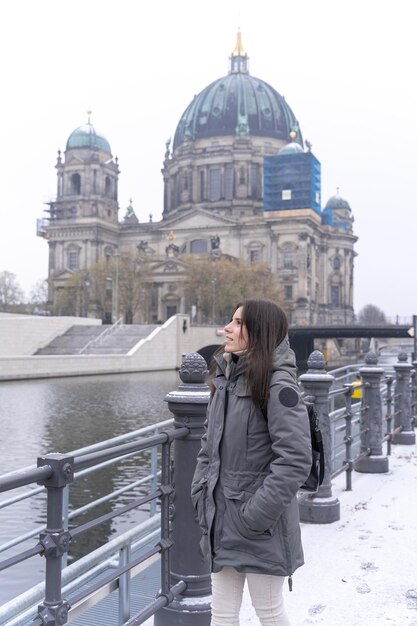 Turista jovem com a Catedral de Berlim ao fundo