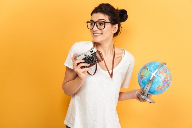 Foto turista jovem e animada