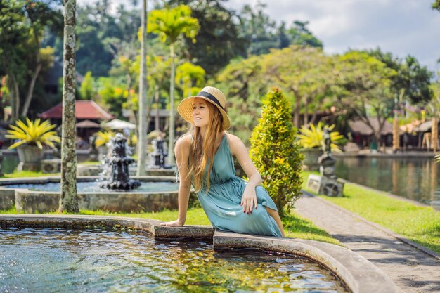 Turista jovem em Taman Tirtagangga Water palace Parque aquático Bali Indonésia