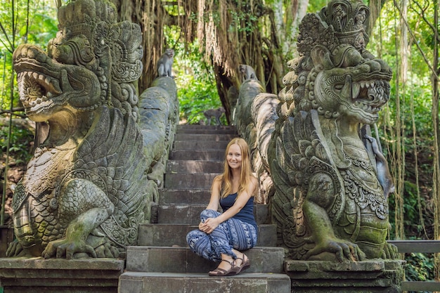 Turista jovem explora a floresta de macacos em Ubud, Bali, Indonésia.