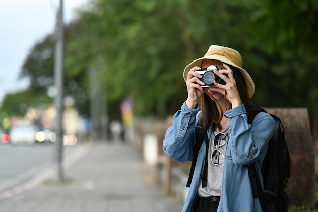 Turista jovem fotógrafa tirando foto em grande atração turística em Chiang Mai, norte da Tailândia