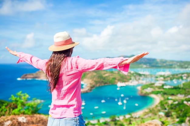 Turista jovem, mulher, com, vista, de, porto inglês, de, shirley alturas, antigua, baía paraíso, em, ilha tropical, em, caraíbas, mar