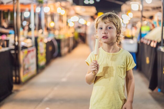 Turista jovem no mercado de comida asiática de rua ambulante