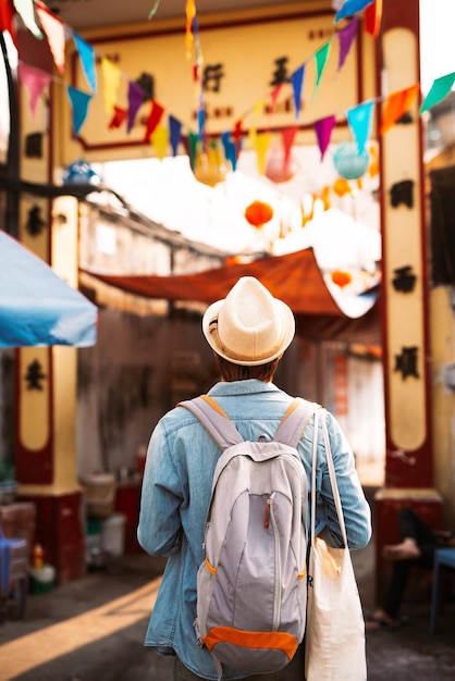 Turista jovem no mercado de comida asiática de rua ambulante