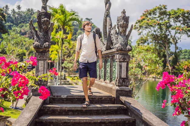 Foto turista jovem no palácio aquático taman tirtagangga parque aquático bali indonésia