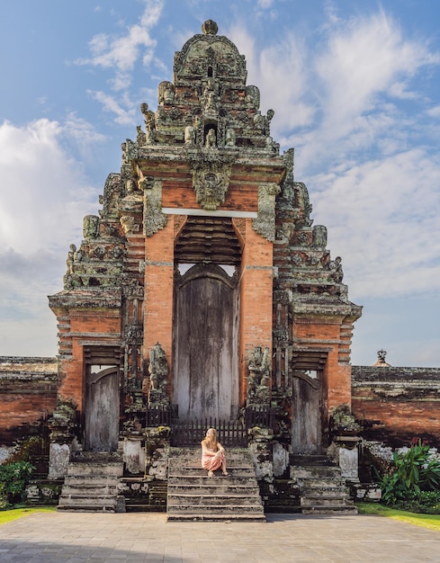 Turista jovem no templo hindu tradicional balinês Taman Ayun em Mengwi. Bali, Indonésia