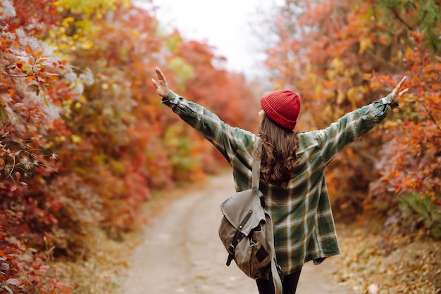 Turista jovem tirando fotos na floresta de outono Conceito de estilo de vida de turismo de relaxamento de descanso