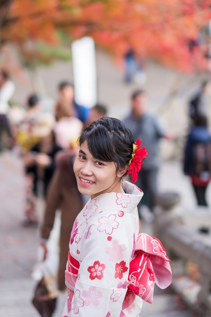Foto turista jovem vestindo quimono, desfrutando com folhas coloridas no templo de kiyomizu dera, kyoto, japão. menina asiática com penteado em roupas tradicionais japonesas na temporada de folhagem de outono