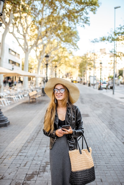 Turista joven con sombrero caminando por el famoso bulevar peatonal de la ciudad de Barcelona